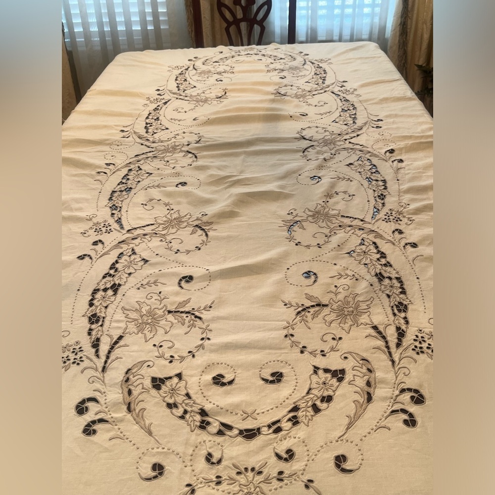 Beige MADEIRA LINEN HAND EMBROIDERED FLORAL CUTWORK TABLECLOTH VINTAGE:115”x 63”